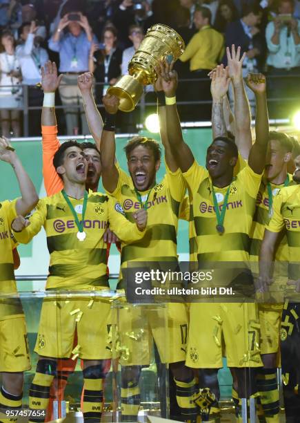 Fussball GER, DFB Pokal, Finale, Eintracht Frankfurt - Borussia Dortmund 1-2, vorne v.li., Marc Bartra , Pierre-Emerick Aubameyang, Pierre Emerick...