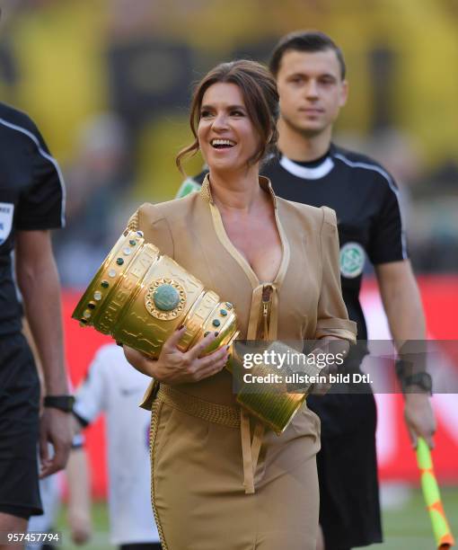 Fussball GER, DFB Pokal, Finale, Eintracht Frankfurt - Borussia Dortmund, Katarina Witt präsentiert den DFB Pokal