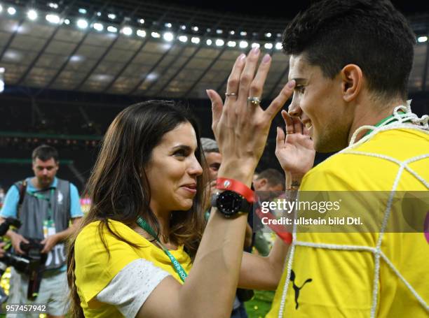 Fussball GER, DFB Pokal, Finale, Eintracht Frankfurt - Borussia Dortmund 1-2, Marc Bartra mit seiner Lebensgefaehrtin Melissa