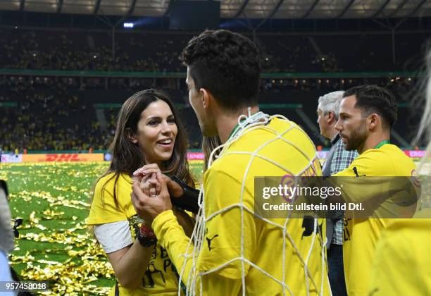 Fussball GER, DFB Pokal, Finale, Eintracht Frankfurt - Borussia Dortmund 1-2,01 Marc Bartra mit seiner Lebensgefaehrtin Melissa