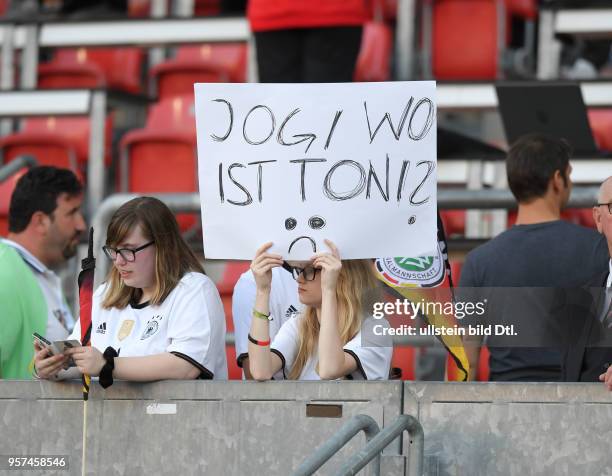 Fussball Nationalmannschaft 2017, WM Qualifikationsspiel, Deutschland - San Marino 7-0, Weiblicher Fan mit Toni Kroos Plakat