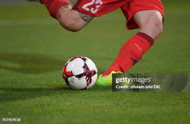 Fussball Nationalmannschaft 2017, WM Qualifikationsspiel, Deutschland - San Marino 7-0, Abstoss von Torwart Elia Benedettini mit dem Offiziellen WM...