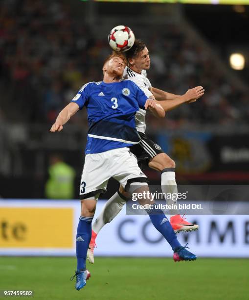 Fussball Nationalmannschaft 2017, WM Qualifikationsspiel, Deutschland - San Marino 7-0, Leon Goretzka , re., gegen Marco Bernardi