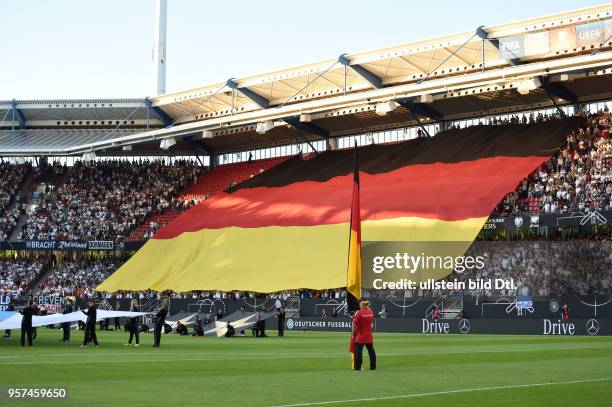 Fussball Nationalmannschaft 2017, WM Qualifikationsspiel, Deutschland - San Marino 7-0, Grosse Deutschland Flagge auf der Gegentribuene