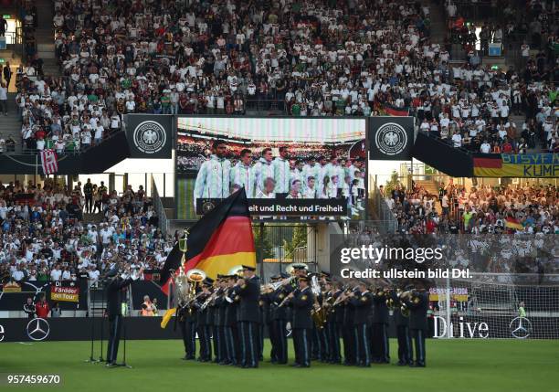 Fussball Nationalmannschaft 2017, WM Qualifikationsspiel, Deutschland - San Marino 7-0, Die Deutsche Nationalhymne wird gespielt, im Hintergrund auf...