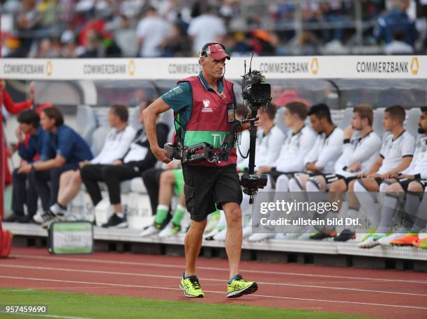 Fussball Nationalmannschaft 2017, WM Qualifikationsspiel, Deutschland - San Marino 7-0, TV Kameramann mit einer Steady Cam Fernsehkamera