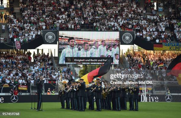 Fussball Nationalmannschaft 2017, WM Qualifikationsspiel, Deutschland - San Marino 7-0, Die Deutsche Nationalhymne wird gespielt, im Hintergrund auf...