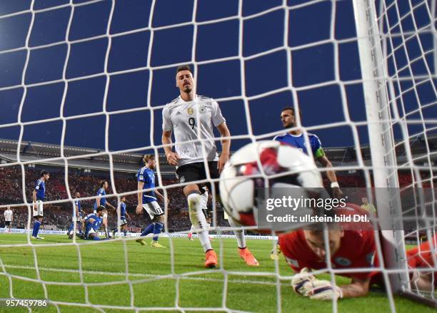 Fussball Nationalmannschaft 2017, WM Qualifikationsspiel, Deutschland - San Marino, Tor fuer Deutschland zum 5-0, Sandro Wagner , links, Torwart...