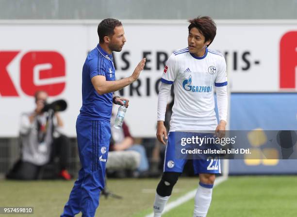 Fussball GER, 1. Bundesliga Saison 2017 2018, Testspiel, SC Paderborn - FC Schalke 04 0-1, Trainer Domenico Tedesco , li., mit Atsuto Uchida