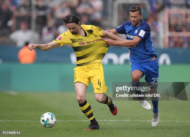 Fussball GER, 1. Bundesliga, Saison 2017 2018, Testspiel, VfL Bochum - Borussia Dortmund 2-2, Neven Subotic , li., gegen Tom Weilandt