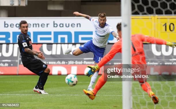 Fussball GER, 1. Bundesliga Saison 2017 2018, Testspiel, SC Paderborn - FC Schalke 04 0-1, Guido Burgstaller , mi., scheitert an Torwart Michael...