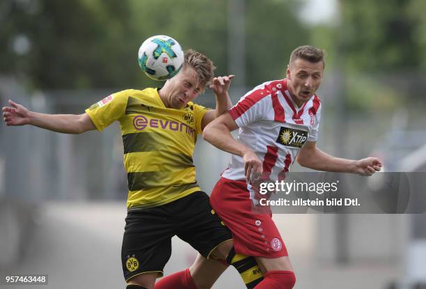 Fussball GER, 1. Bundesliga Saison 2017 2018, Testspiel, Rot Weiss Essen - Borussia Dortmund 3-2, Felix Passlack , li., gegen Kamil Bednarski