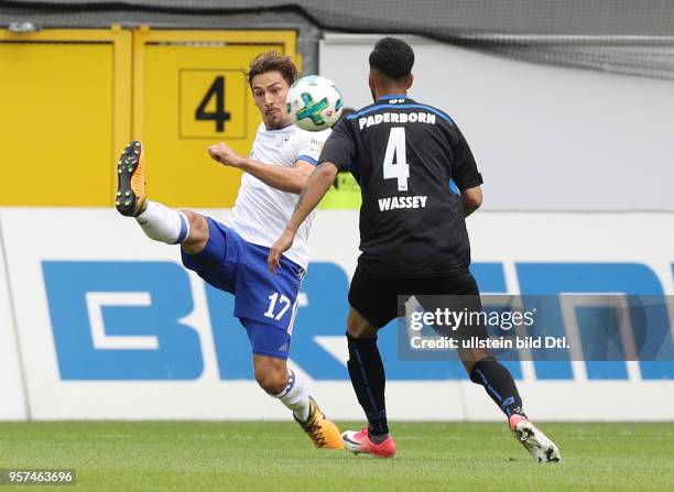 Fussball GER, 1. Bundesliga Saison 2017 2018, Testspiel, SC Paderborn - FC Schalke 04 0-1, Benjamin Stambouli , li., gegen Wassey