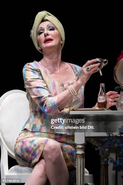 Schauspielerin Desiree Nick als Joan Crawford, am bei der Fotoprobe zum Theaterstueck BETTE UND JOAN im Berliner Theater am Kurfuerstendamm, Premiere