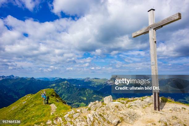 Das Gipfelkreuz auf der 2170m hohen Walser Hammerspitze in den Allgäuer Alpen nahe der Grenze zu Österreich und dem Vorarlberg Allgäu