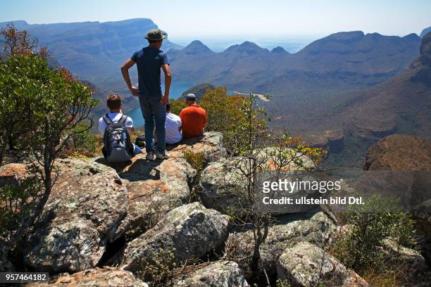 Touristen schauen in den Blyde River Canyon, Panorama Route, Provinz Mpumalanga, Republik Südafrika