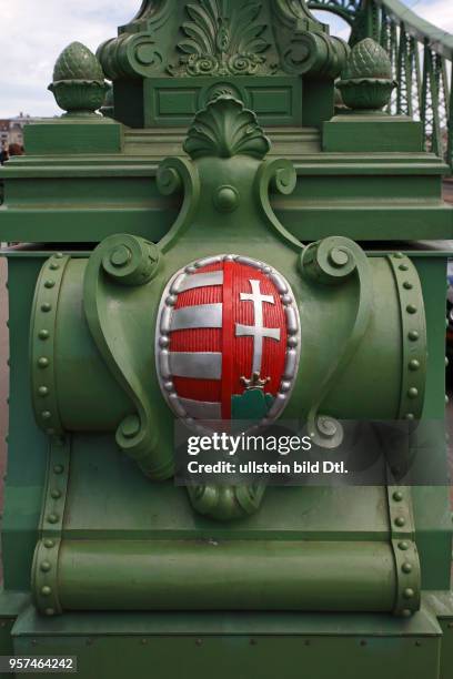 Ungarisches Wappen am Fuß der Freiheitsbrücke in Budapest, Ungarn