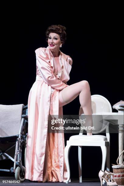 Schauspielerin Desiree Nick als Joan Crawford, am bei der Fotoprobe zum Theaterstueck BETTE UND JOAN im Berliner Theater am Kurfuerstendamm, Premiere