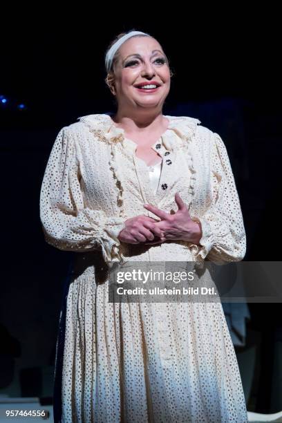 Schauspielerin Manon Strache als Bette Davis, am bei der Fotoprobe zum Theaterstueck BETTE UND JOAN im Berliner Theater am Kurfuerstendamm, Premiere