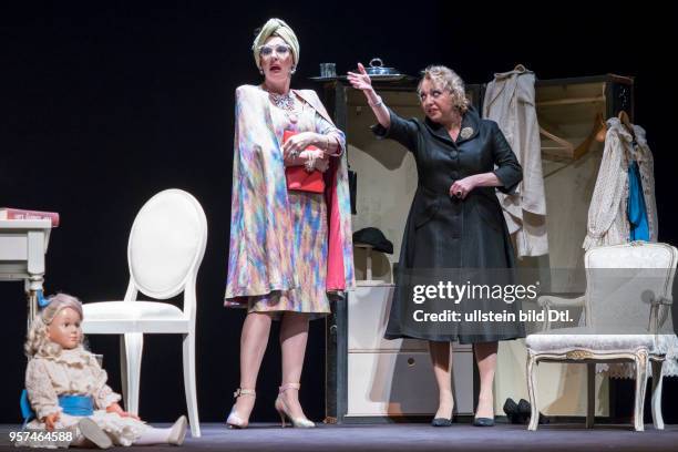 Schauspielerin Manon Strache als Bette Davis und Desiree Nick als Joan Crawford, am bei der Fotoprobe zum Theaterstueck BETTE UND JOAN im Berliner...