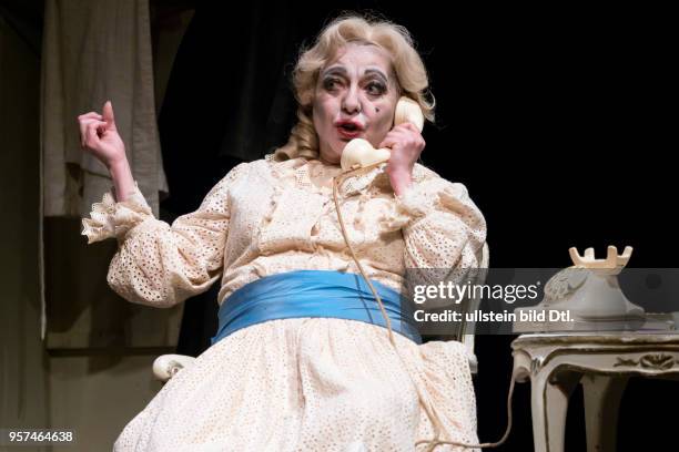 Schauspielerin Manon Strache als Bette Davis, am bei der Fotoprobe zum Theaterstueck BETTE UND JOAN im Berliner Theater am Kurfuerstendamm, Premiere