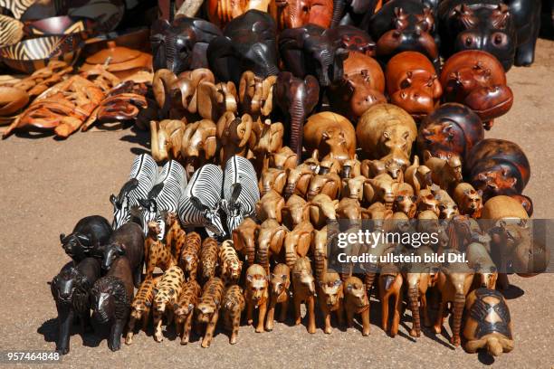 Geschnitzte Tierfiguren, Masken und andere Andenken, Souvenirstand am Blyde River Canyon, Panorama Route, Provinz Mpumalanga, Republik SüdafrikaBlyde...