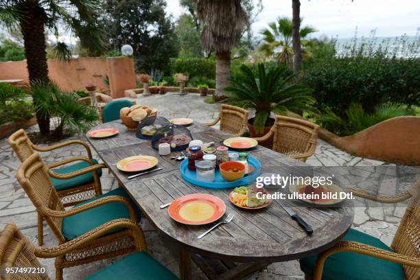 Fruehstueckstisch, Terrasse, Ferienhaus, Terracina, Latium, Italien