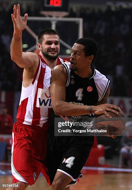 Lawrence Roberts, #4 of Partizan Belgrade competes with Linas Kleiza, #11 of Olympiacos Piraeus during the Euroleague Basketball Regular Season...