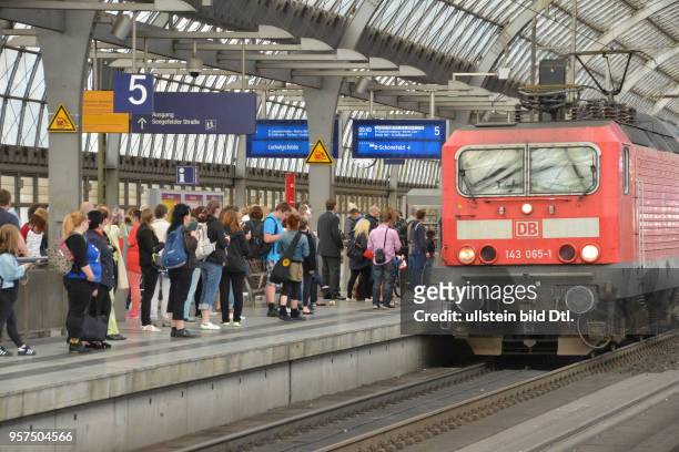 Regionalbahn, Bahnsteig, Bahnhof, Spandau, Berlin, Deutschland