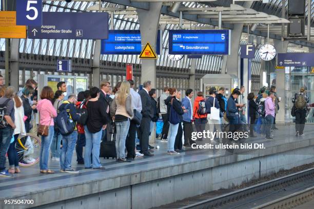 Wartende, Bahnsteig, Bahnhof, Spandau, Berlin, Deutschland