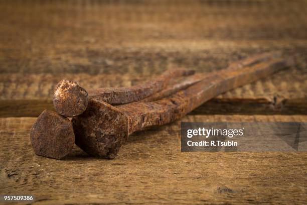 vintage old hammer with rusty nails on wood table background - bricolage stock-fotos und bilder