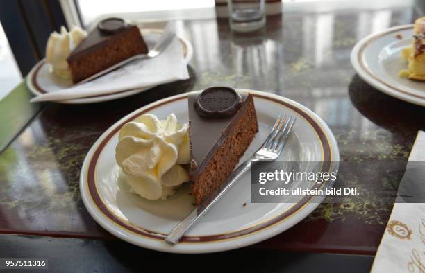 Sachertorte, Cafe Sacher, Philharmoniker Strasse, Wien, Oesterreich