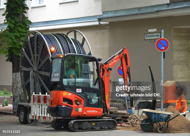 Verlegung Kabel, Bruennhildestrasse, Friedenau, Berlin, Deutschland