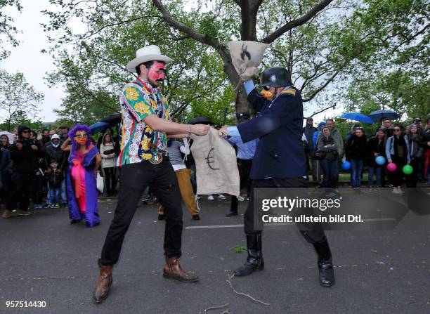 Strassentheater, Panama Papers, Karneval der Kulturen, Kreuzberg, Berlin, Deutschland