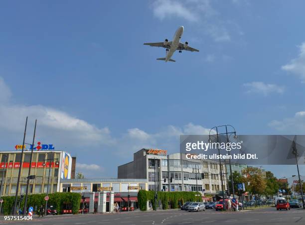 Flugzeug, Landeanflug, Kurt-Schumacher-Platz, Tegel, Reinickendorf, Berlin, Deutschland