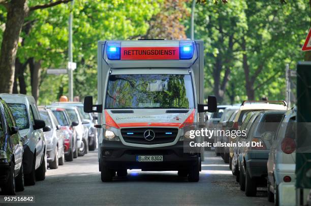 Rettungswagen, Fritz-Elsas-Strasse, Schoeneberg, Berlin, Deutschland