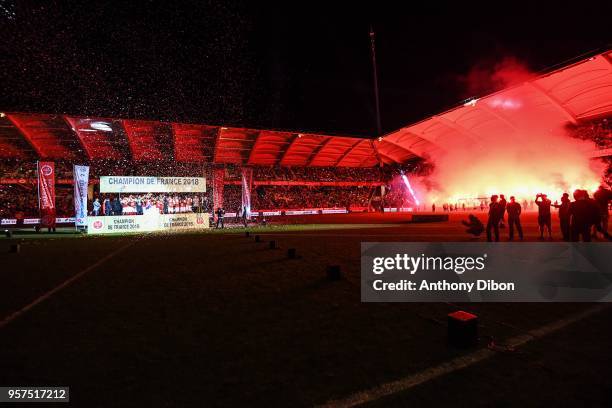 Reims players celebrate with the trophy after winning the French Ligue 2 match between Reims and Nimes at Stade Auguste Delaune on May 11, 2018 in...