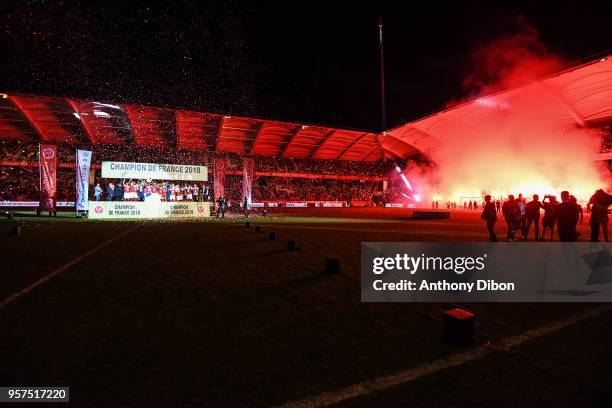 Reims players celebrate with the trophy after winning the French Ligue 2 match between Reims and Nimes at Stade Auguste Delaune on May 11, 2018 in...