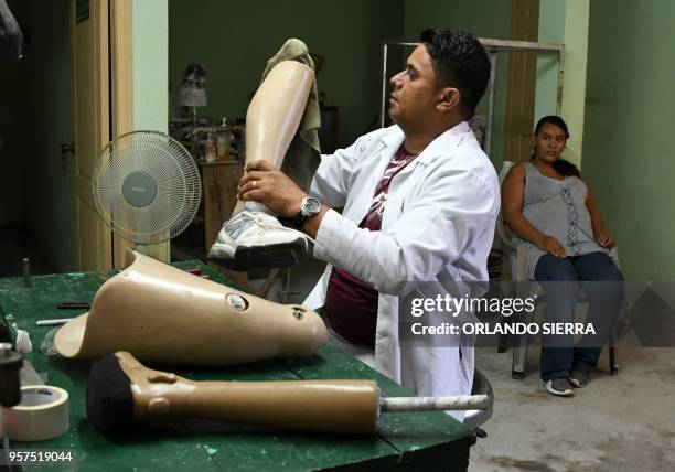 Salvadoran Walter Aguilar --who lost his leg in a car accident in 2001-- makes polypropylene prostheses for patients of "Vida Nueva" Foundation, an...