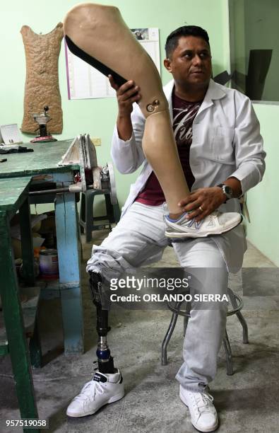 Salvadoran Walter Aguilar --who lost his leg in a car accident in 2001-- makes polypropylene prostheses for patients of "Vida Nueva" Foundation, an...