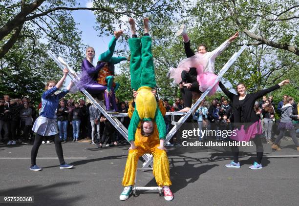 Akrobatik, Juxirkus, Karneval der Kulturen, Kreuzberg, Berlin, Deutschland