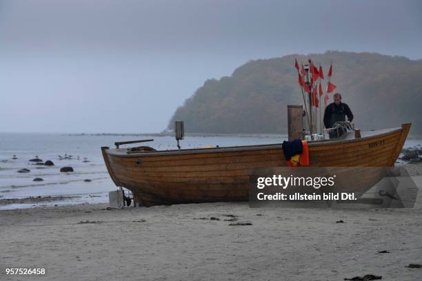 Fischerboot, Strand, Binz, Ruegen, Mecklenburg-Vorpommern, Deutschland