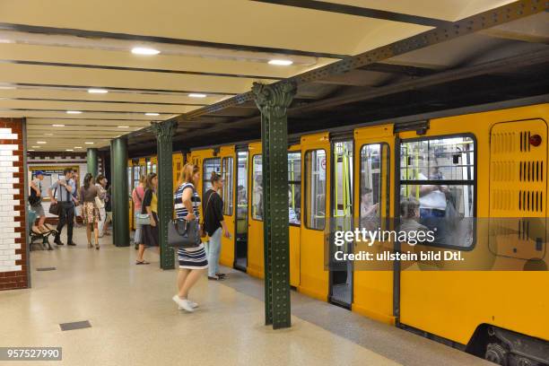 Bahnstation, Kodaly koeroend, Budapest, Ungarn