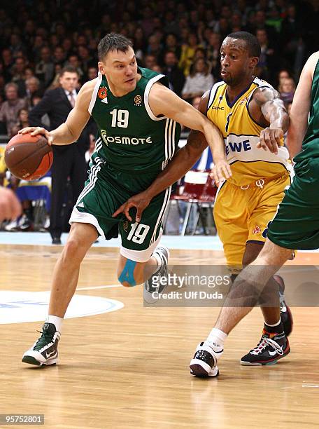 Sarunas Jasikevicius, #19 of Panathinaikos competes with Jekel Foster, #8 of EWE Basket Oldenburg in action during the Euroleague Basketball Regular...
