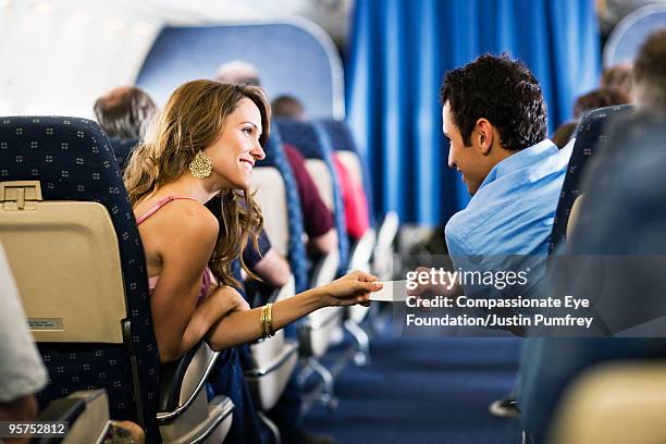 man and woman exchanging piece of paper - cef 個照片及圖片檔