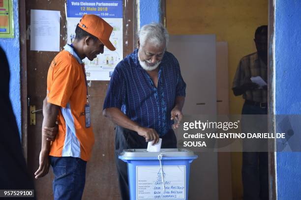 East Timor's former president and independence hero Xanana Gusmao casts his ballot during the general election in Dili on May 12, 2018. - East Timor...