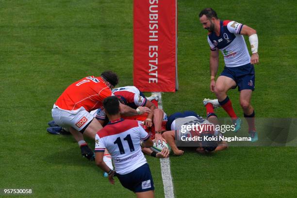 Grant Hattingh of the Sunwolves scores his side's frist try during the Super Rugby match between Sunwolves and Reds at Prince Chichibu Memorial...