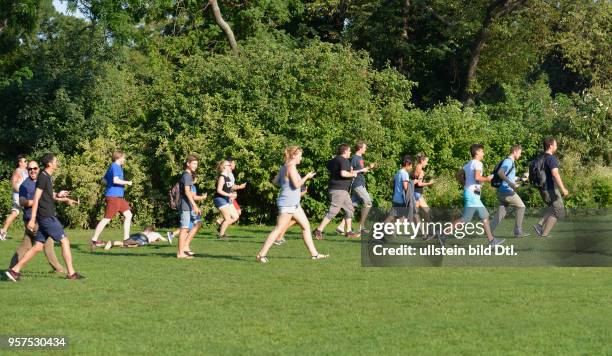 Pokemon Go Jagd, Stadtpark, Wien, Oesterreich