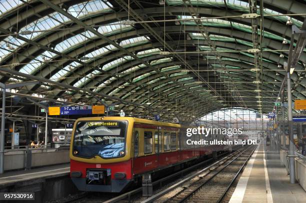 Bahn, Bahnsteig, Ostbahnhof, Friedrichshain, Berlin, Deutschland
