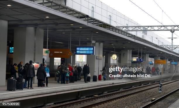 Bahnsteig, Bahnhof, Suedkreuz, Schoeneberg, Berlin, Deutschland / Südkreuz, Schöneberg